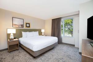 Embassy Suites by Hilton Memphis East Germantown Area客房内的一张或多张床位