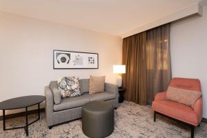 Embassy Suites by Hilton Memphis East Germantown Area的休息区