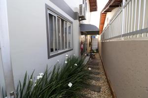ein Gehweg mit Blumen neben einem Gebäude in der Unterkunft Apartamento Penha in Penha
