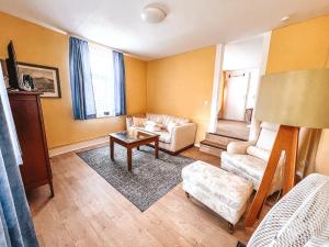 Posezení v ubytování Gemütliche Terassenwohnung mit rustikalem Charme