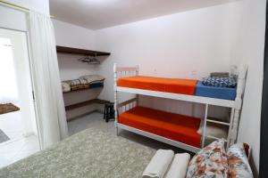 ein Schlafzimmer mit zwei Etagenbetten in einem Zimmer in der Unterkunft Apartamento Penha in Penha