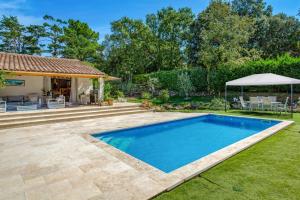 une piscine dans la cour d'une maison dans l'établissement Villa Tourtour by Villa Plus, à Tourtour