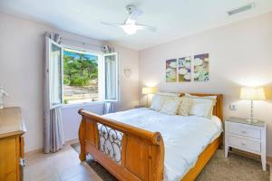 une chambre avec un lit en bois et une fenêtre dans l'établissement Villa Tourtour by Villa Plus, à Tourtour 12 autres photos