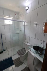 ein weißes Badezimmer mit Toilette und Waschbecken in der Unterkunft Apartamento Penha in Penha + 4 Fotos