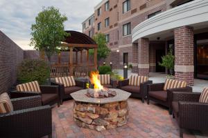 un patio con una hoguera y sillas y un edificio en Courtyard by Marriott Columbia, en Columbia