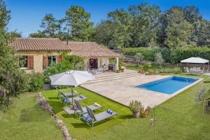 une cour arrière avec une piscine et une maison dans l'établissement Villa Tourtour by Villa Plus, à Tourtour
