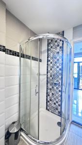 Vannituba majutusasutuses Treasure Condo swimming Wifi cooking