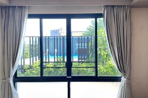 Rõdu või terrass majutusasutuses Treasure Condo swimming Wifi cooking