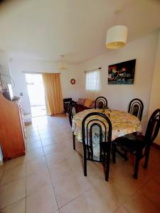 ein Esszimmer mit Tisch und Stühlen und einer Couch in der Unterkunft Maraja in Mar de Ajó + 17 Fotos