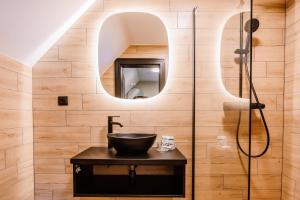 a bathroom with a bowl sink and a shower at Motel Oasis in Corunca
