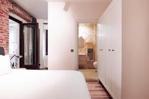 Postel nebo postele na pokoji v ubytování Homie Suites - Modern Apartments Nearby Istıklal Street & Galata Tower