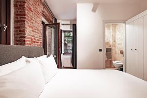 Postel nebo postele na pokoji v ubytování Homie Suites - Modern Apartments Nearby Istıklal Street & Galata Tower