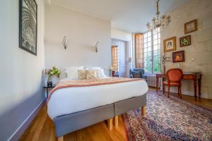 a bedroom with a large white bed in a room at Appartement raffiné vue cathédrale, jardin, wifi in Tours