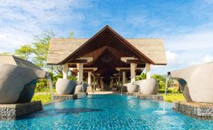 ein Resort mit einem Pool und einem Gebäude in der Unterkunft STORY Seychelles in Beau Vallon