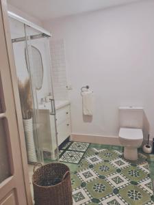 uma casa de banho com WC e piso em azulejo em Casa típica Betanzos Casco Histórico em Betanzos mais 7 fotografias