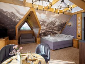 Posteľ alebo postele v izbe v ubytovaní Apartamenty Małe Ciche z jacuzzi ogrodowym, widokiem na TATRY i SKY WALK