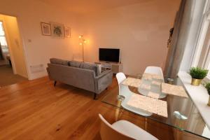 Μια τηλεόραση ή/και κέντρο ψυχαγωγίας στο Alma Vale Apartments 3 - Hopewell