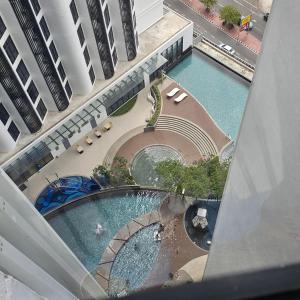Kolam renang di atau dekat dengan The Shore Seaview by Summersuites Kota Kinabalu