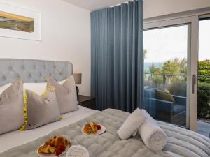Un dormitorio con una cama con dos platos de comida encima. en 2 Remera, en St Ives