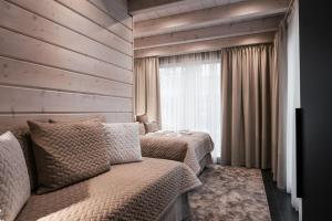 Un dormitorio con dos camas y una ventana. en Santa's Luxury Apartment 1, Santa Claus Village, en Rovaniemi