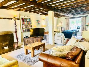 ein Wohnzimmer mit Couch und Kamin in der Unterkunft The old Manor House in Lifton