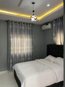 Кровать или кровати в номере TWO BEDROOM MODERN LUXURY APARTMENT Ibadan