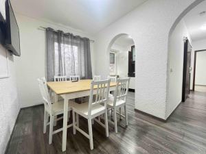 a dining room with a table and white chairs at SAD626 - Geräumige Monteurwohnung in Schwandorf in Bayern