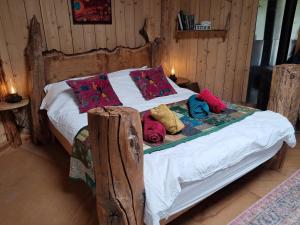Postel nebo postele na pokoji v ubytování Magical Offgrid Roundhouse in Eryri