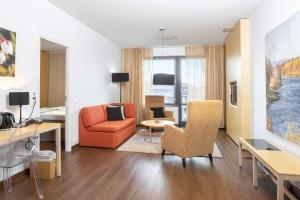 列维Hotel Levi Panorama的带沙发和椅子的客厅