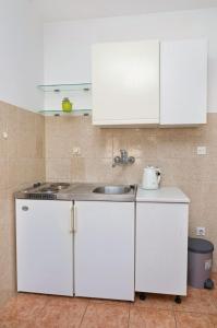 Kuchyň nebo kuchyňský kout v ubytování Apartments Ive