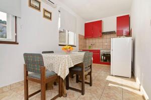 Kuchyň nebo kuchyňský kout v ubytování Apartments Ive