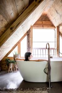 レティにあるTjiftjafの女性が部屋のバスタブに座っている