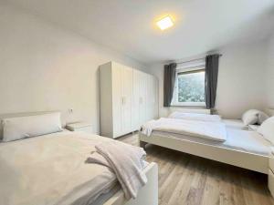 una camera da letto con due letti e una finestra di SAD801 - Geräumige Monteurwohnung a Schwandorf