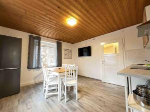 una cucina e una sala da pranzo con tavolo e sedie di SAD801 - Geräumige Monteurwohnung a Schwandorf