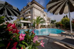 een hotel met een zwembad voor een gebouw bij Hotel Berta in Desenzano del Garda