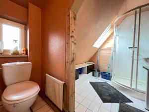 Ένα μπάνιο στο SAD803 - Zweistöckige Monteurwohnung