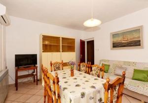 Televízia a/alebo spoločenská miestnosť v ubytovaní Apartments Snjeza