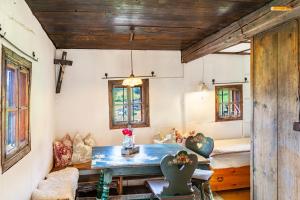 a living room with a table and a couch at Kastnhäusl Wildschönau Urige Hütte in Oberau