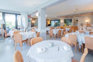 Reštaurácia alebo iné gastronomické zariadenie v ubytovaní Hotel Berta