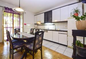 Kuchyňa alebo kuchynka v ubytovaní Apartments Snjeza