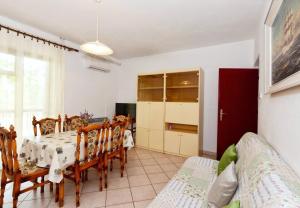 Televízia a/alebo spoločenská miestnosť v ubytovaní Apartments Snjeza
