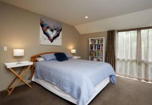 Ένα ή περισσότερα κρεβάτια σε δωμάτιο στο Seaside Serenity