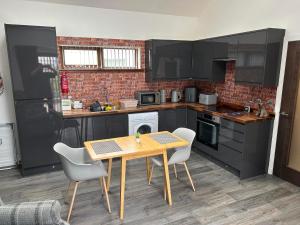 Η κουζίνα ή μικρή κουζίνα στο Flat in Eoropie, Ness, Isle of Lewis