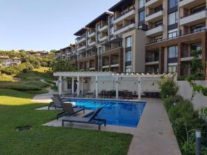 ein Schwimmbad vor einem Gebäude in der Unterkunft Zimbali Suites 505 in Ballito