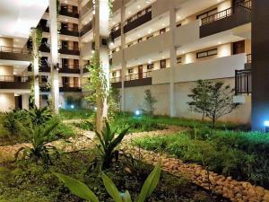 ein Mehrfamilienhaus mit einem Garten davor in der Unterkunft Zimbali Suites 505 in Ballito