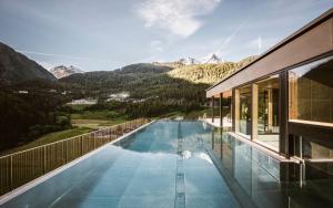索尔登Sportlers Lodge Sölden lifestyle-lässig-anders的山景游泳池