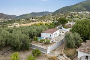 eine Luftaufnahme einer Villa mit Bäumen und Bergen in der Unterkunft La Casita del Limoncito in Alcaucín