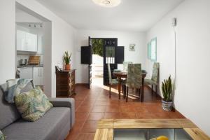 ein Wohnzimmer mit Couch und Tisch in der Unterkunft La Casita del Limoncito in Alcaucín