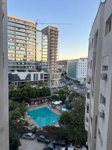 タンジェにあるAppart à 150m de la plage, 5 min City Mall et TGVの建物のある街のプールの景色