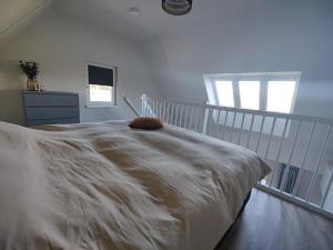 a bedroom with a large white bed in a room at B&B de Gouden Ploeg met Jacuzzi in Bergentheim